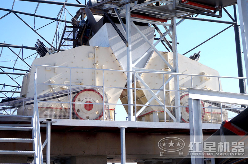 河北大型石料厂正在作业的反击式破碎机 河北大型石料厂正在作业的反击式破碎机